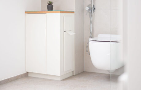 Schränkchen für die Toilette und Badezimmer mit versteckter Klopapierrolle für modernes und individuelles Bad und Badmöbel von Häring die Möbelwerkstatt Nähe Freiburg