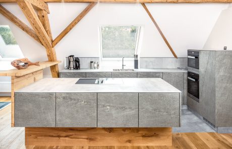 Küche aus Holz Eiche und mit Echtsteinfunier