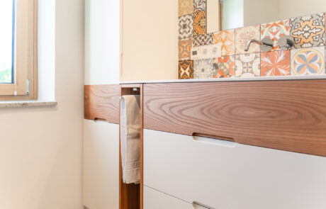 Möbel vom Schreiner Häring mit Badschrank mit praktischen Funktionen für kleines Bad im Raum Emmendingen, Freiburg, Kaiserstuhl, March, Hugstetten, bis zum Boden mit weißem hellen Furnier und durchgehendes Echtholzfurnier mit großem Spiegel und hohem Schrank