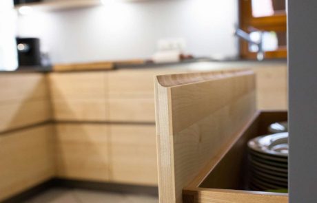 offene Schublade aus holz mit Dämpfer
