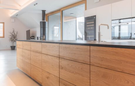 Detail der Kücheninsel aus Holz. Komplett aus Eichenholz verarbeitet und produziert. Eine Maßanfertigung von der Möbelwerkstatt HÄRING in der March Hugstetten in der Nähe von Freiburg inklusive Beratung zur Raum- und Küchenplanung.