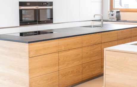 Detail der Kücheninsel aus Holz. Komplett aus Eichenholz verarbeitet und produziert. Eine Maßanfertigung von der Möbelwerkstatt HÄRING in der March Hugstetten in der Nähe von Freiburg inklusive Beratung zur Raum- und Küchenplanung.