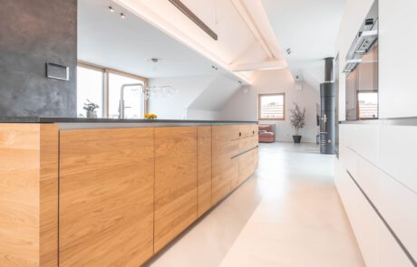 Detail der Kücheninsel aus Holz. Komplett aus Eichenholz verarbeitet und produziert. Eine Maßanfertigung von der Möbelwerkstatt HÄRING in der March Hugstetten in der Nähe von Freiburg inklusive Beratung zur Raum- und Küchenplanung.