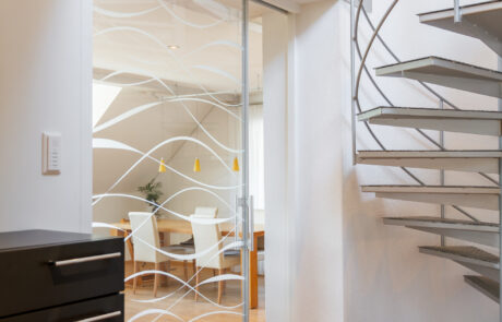 Einbau einer Schiebetür vom Schreiner für Innenausbau mit Glastür und Schienenführung aus Aluminium im Raum Freiburg, March, Hugstetten, Kaiserstuhl, Raum Emmendingen
